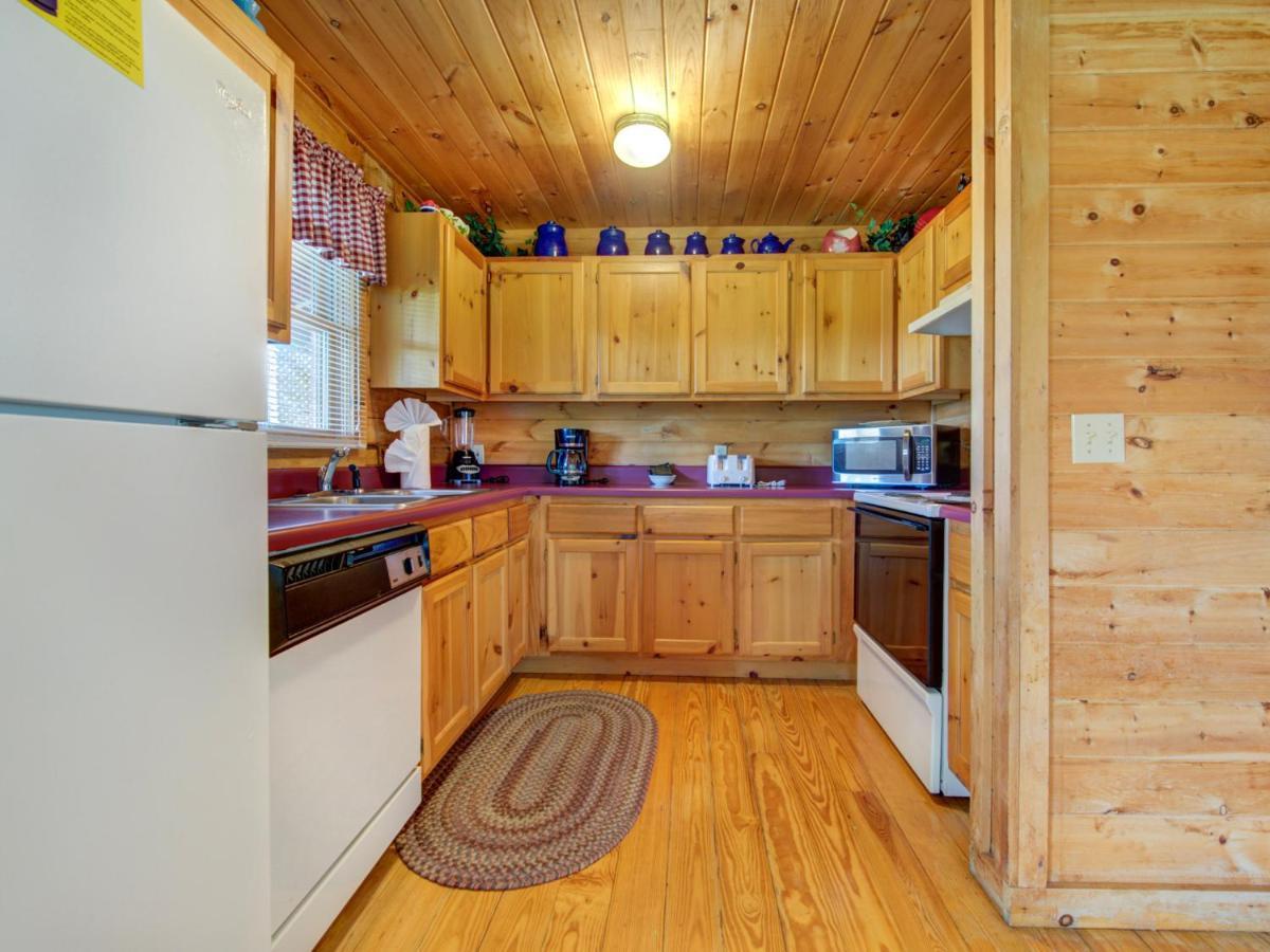 Bear Tracks, 2 Bedrooms, Hot Tub, Fireplace, Wifi, Jetted Tub, Sleeps 6 Gatlinburg Exterior photo