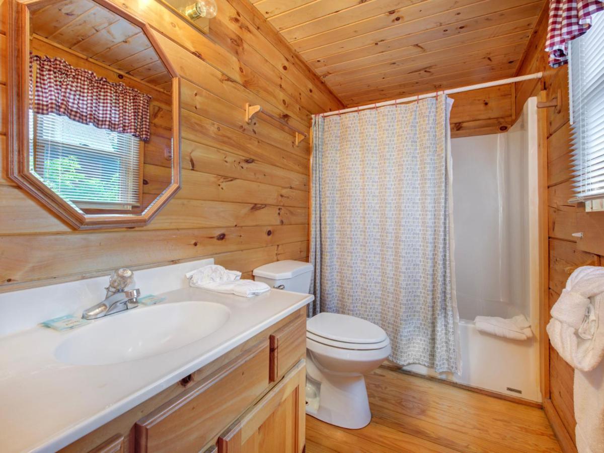 Bear Tracks, 2 Bedrooms, Hot Tub, Fireplace, Wifi, Jetted Tub, Sleeps 6 Gatlinburg Exterior photo